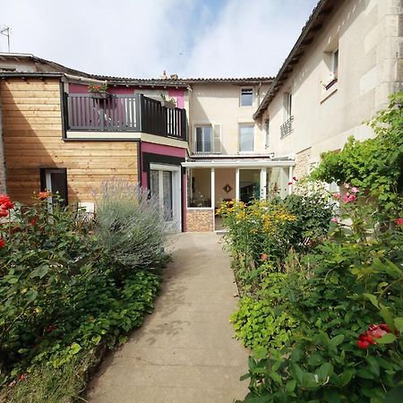 Bed and Breakfast La Loge Des Fees Latille Экстерьер фото