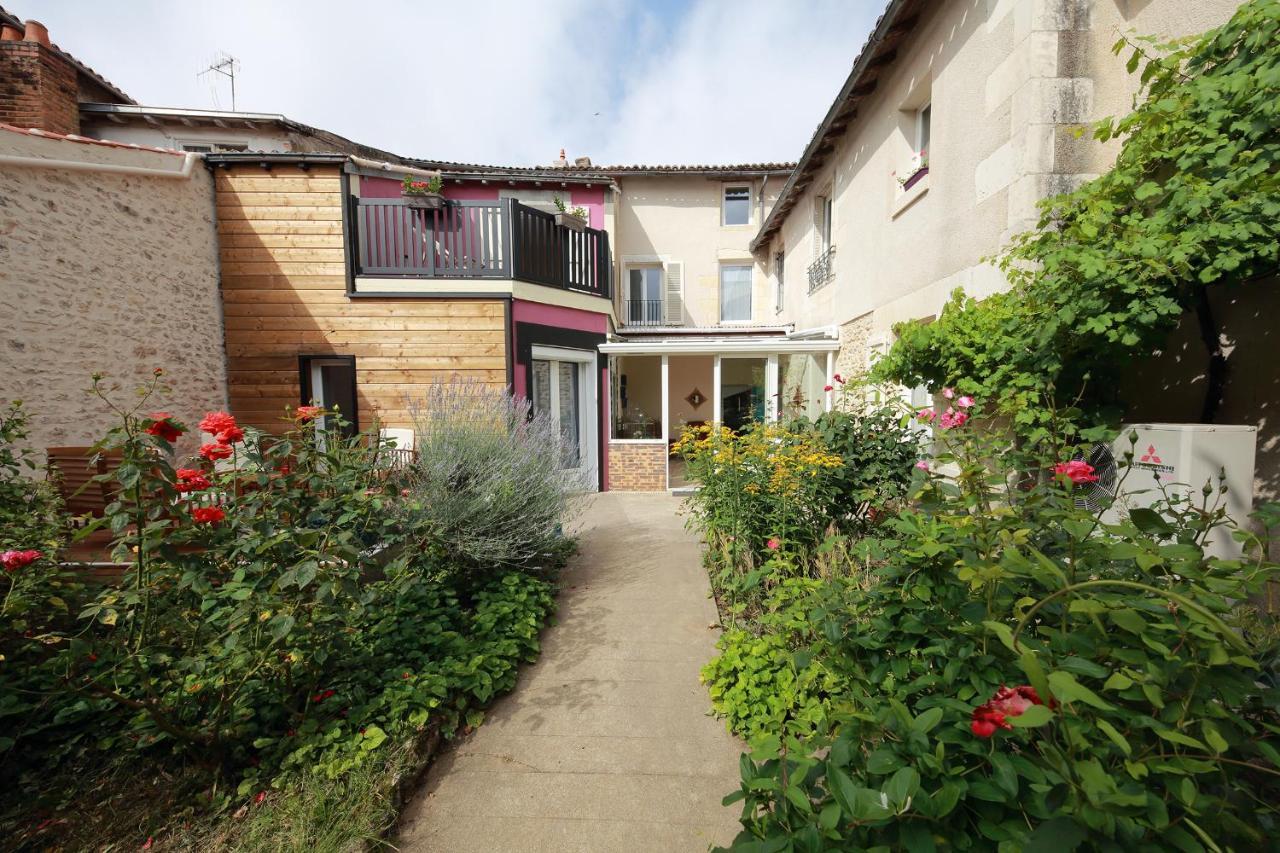 Bed and Breakfast La Loge Des Fees Latille Экстерьер фото