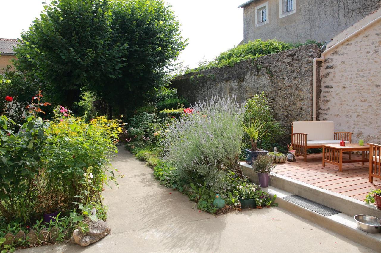 Bed and Breakfast La Loge Des Fees Latille Экстерьер фото
