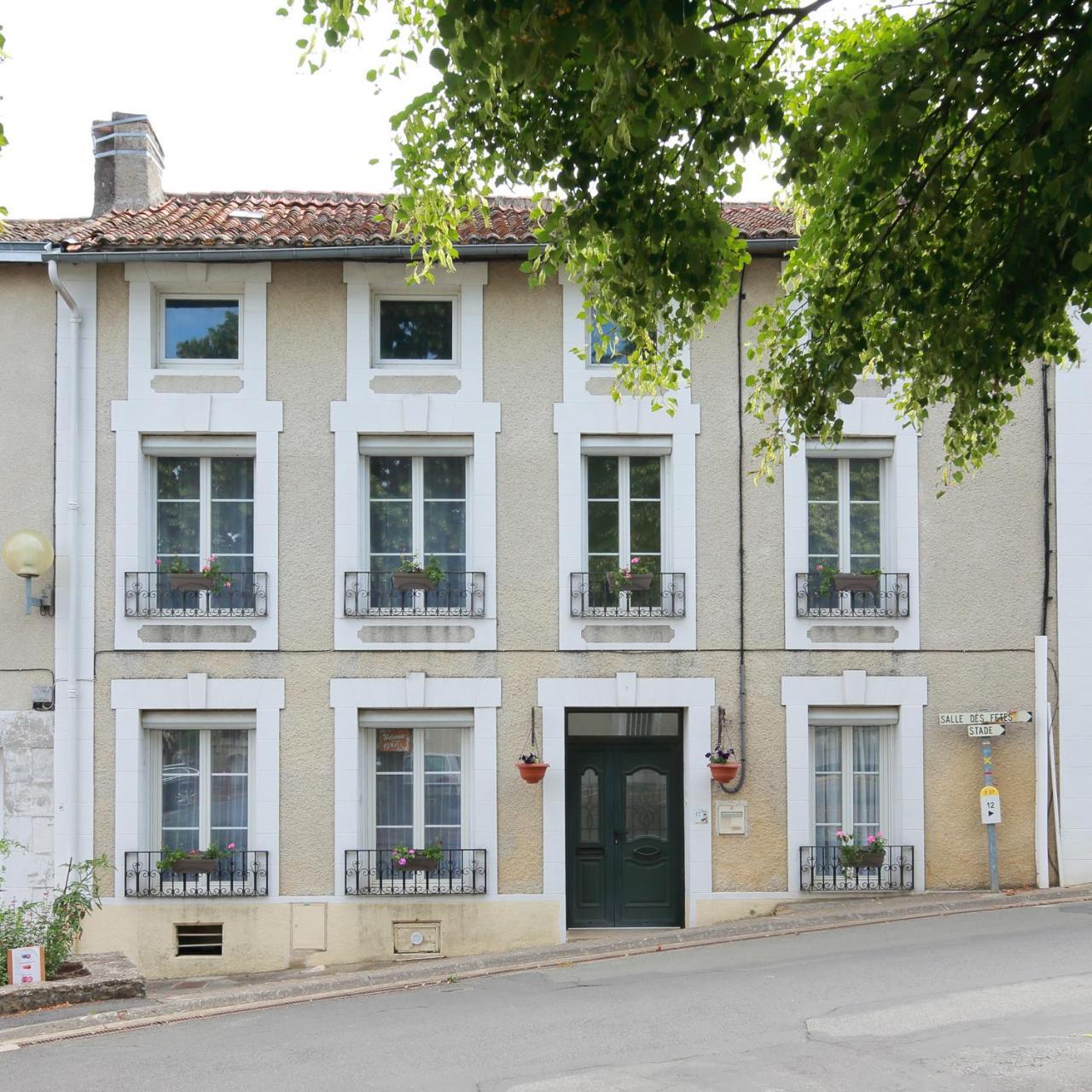 Bed and Breakfast La Loge Des Fees Latille Экстерьер фото